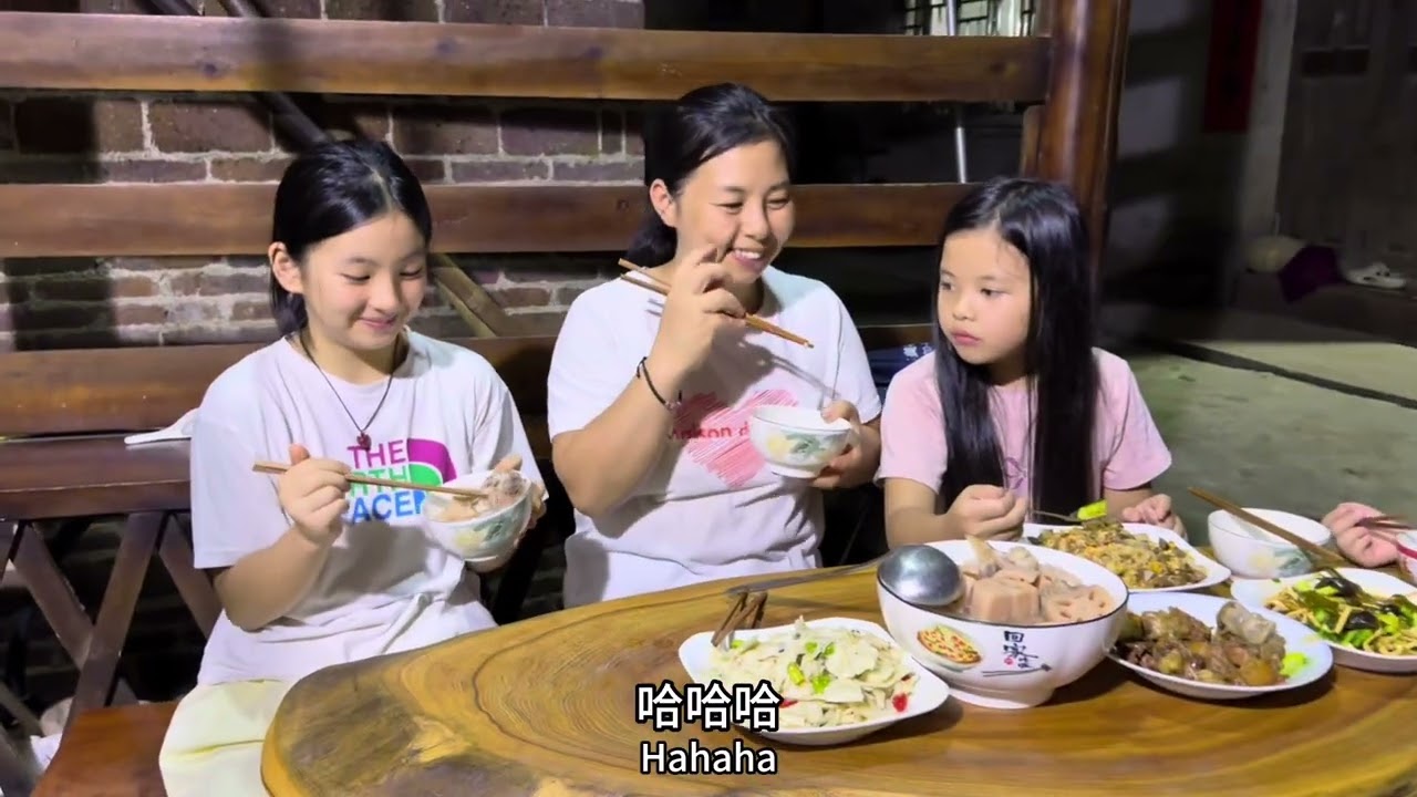 媳妇干活回家天都黑了，3个孩子饿了去邻居家蹭饭吃，晚餐做酸甜猪脚爆炒竹笋，一家人吃得真过瘾