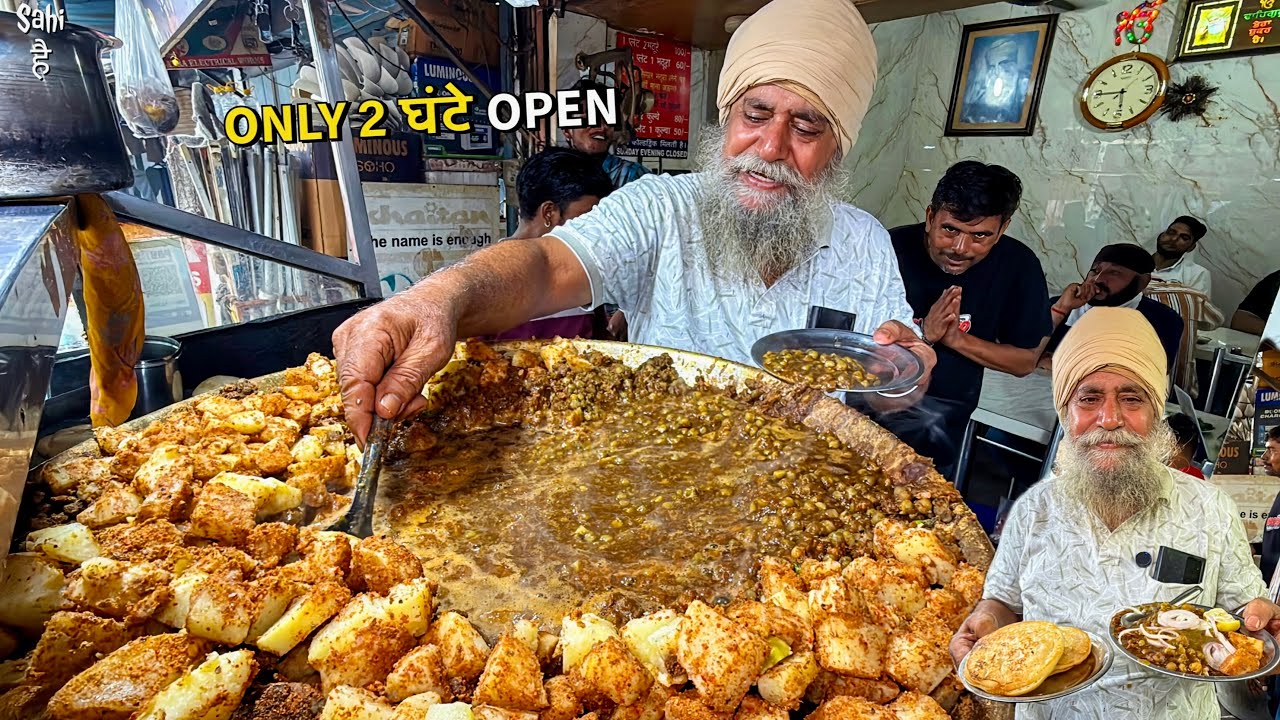 2 घंटे में SOLD OUT 😍 Pinka ji के Desi Ghee Chole Kulche | Street Food India