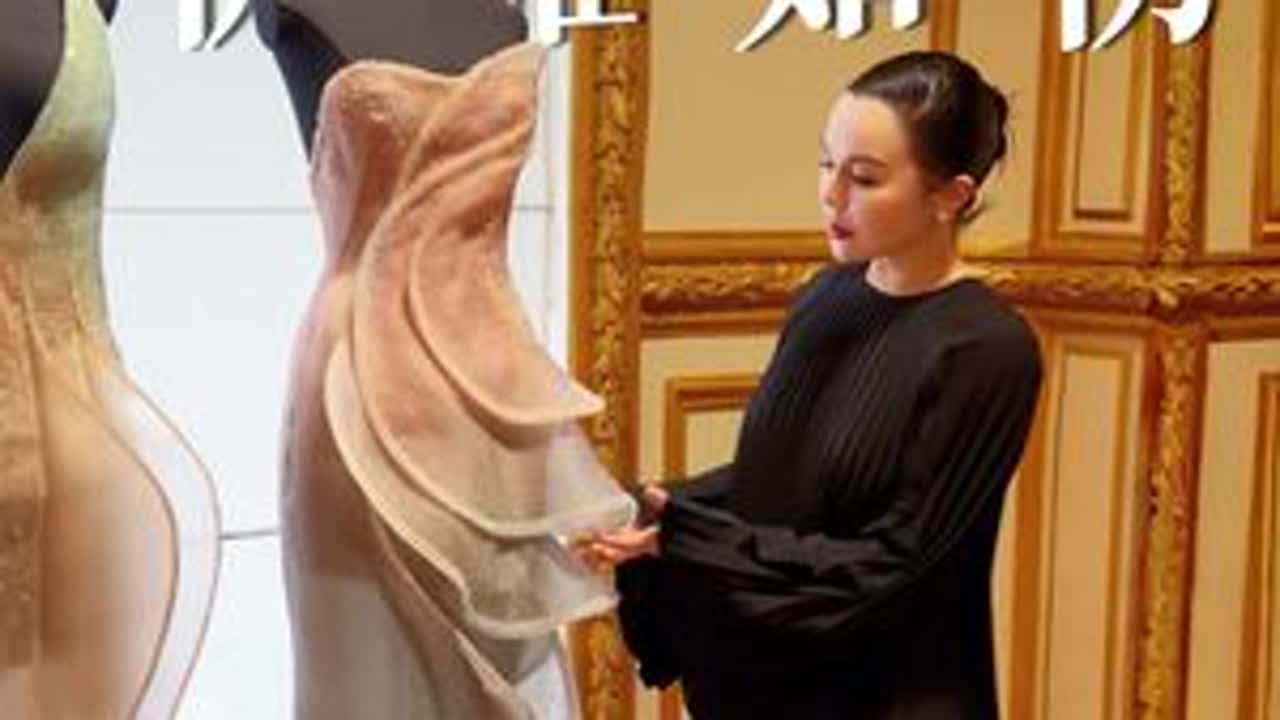 阿玛尼Privé 2026春夏高定核心是以玉石为灵感核心，并将中国扇子、灯笼等元素做低调奢华的西式转译，既致敬品牌东方美学基因，又以现代廓形与工艺实现日常化高定表达。