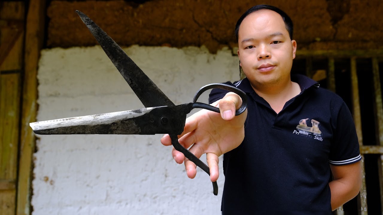 Primitive Skills: Forge iron scissors, sewing cloth bags for storage