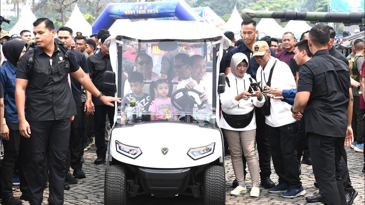 Presiden Jokowi Ajak Cucu Nikmati Pameran Alutsista HUT ke-79 TNI, Jakarta, 22 September 2024