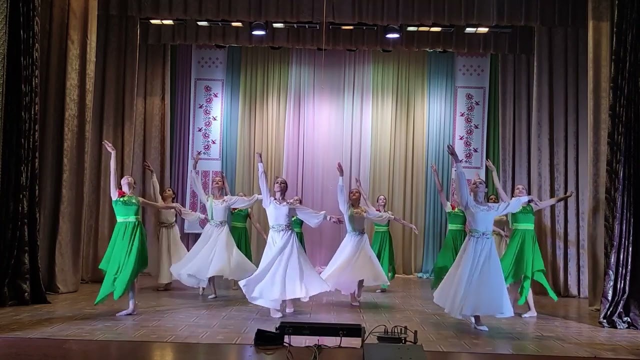 Зразковий хореографічний колектив Славія виконує композицію 