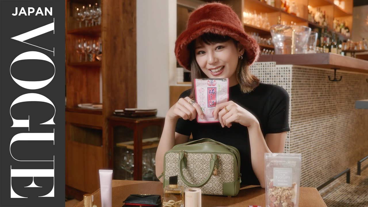 西内まりやのバッグの中身は？ 好きな音楽やリラックスの秘訣も。 | In The Bag | VOGUE JAPAN