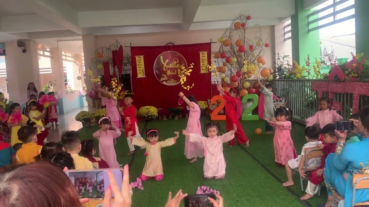 Văn nghệ cuối năm - Quỳnh Châu