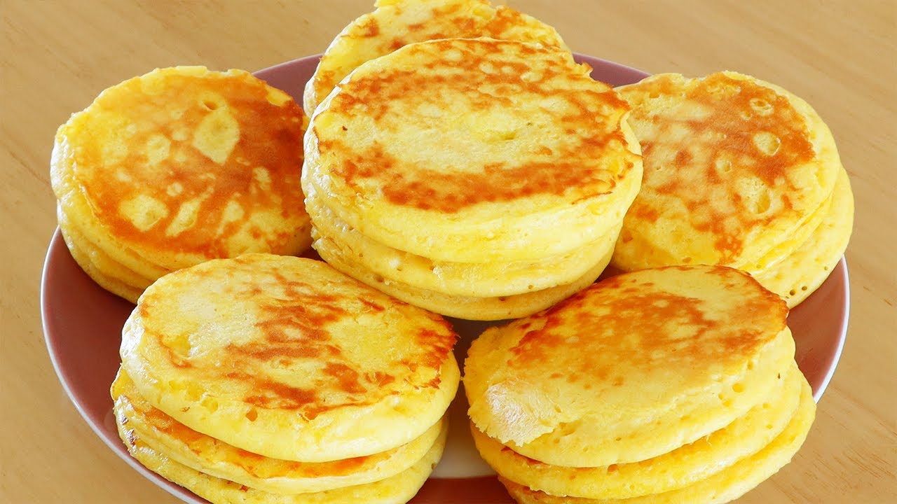 Чаша кукурузной муки и миска с водой для лепешек из грубого зерна