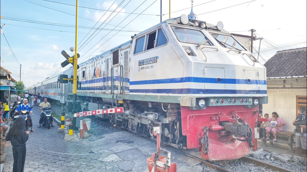 DITENGAH GANG KECIL ADA PERLINTASAN KERETA MINI PENYELAMAT WARGA SEKITAR.