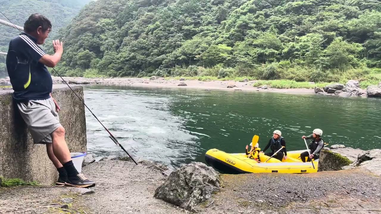 仁淀川で鮎を釣る川魚漁師