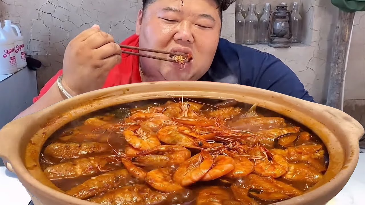 大虾搭配鸡翅完美组合，猴哥浇上秘制酱汁小火慢炖，鲜香软糯超级下饭！【胖猴仔】