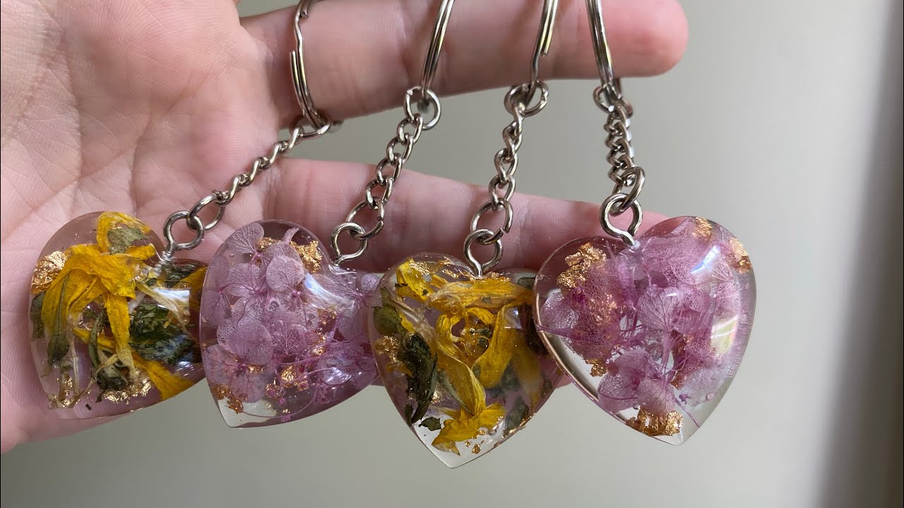 Easy UV Resin Keychains With Dried Flowers!