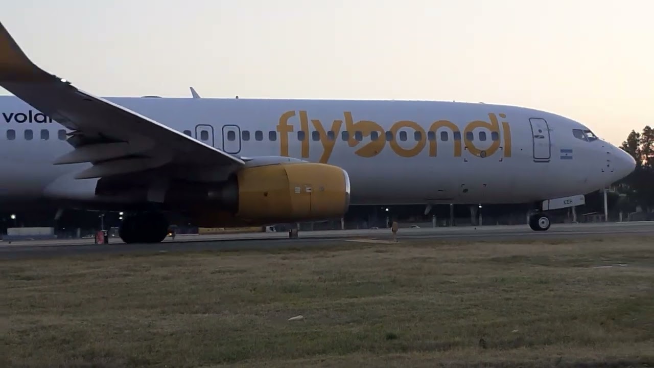 Learjet 60 LV-FUF - Boeing 737 800 LV-KHE Flybondi - pista 13
