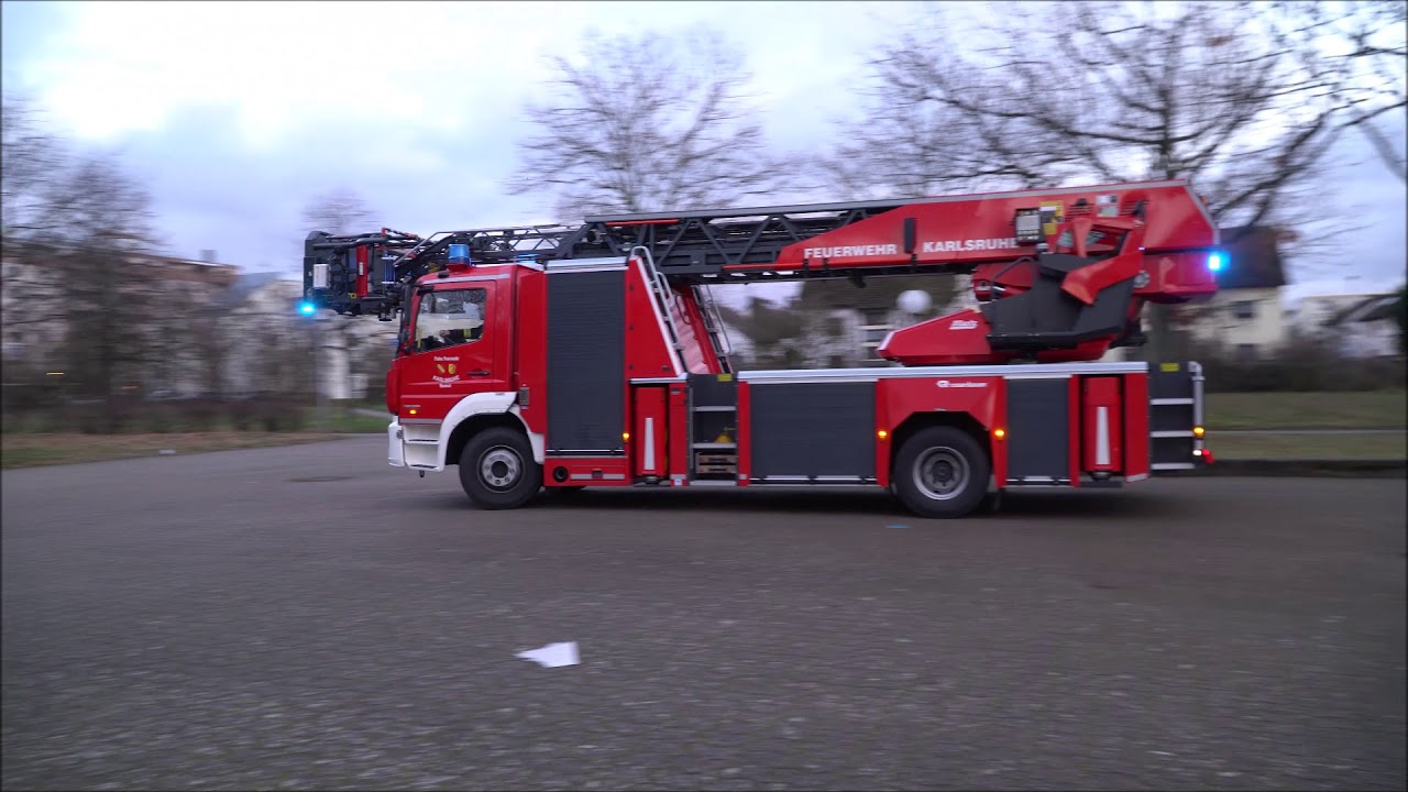 Die Drehleitern der Neureuter Feuerwehr, damals und heute.