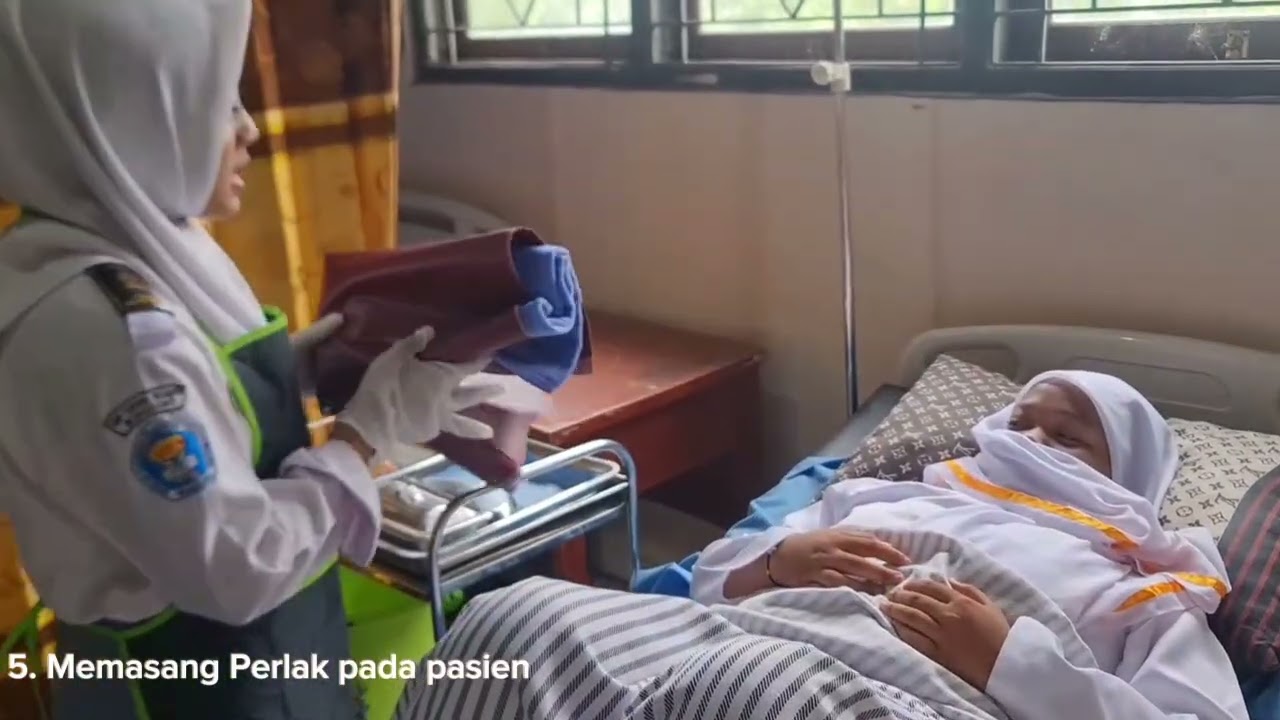 TUGAS PRAKTIK SISWA JURUSAN LAYANAN KESEHATAN CARA MENGGANTI PERBAN DALAM PELAJARAN KDM