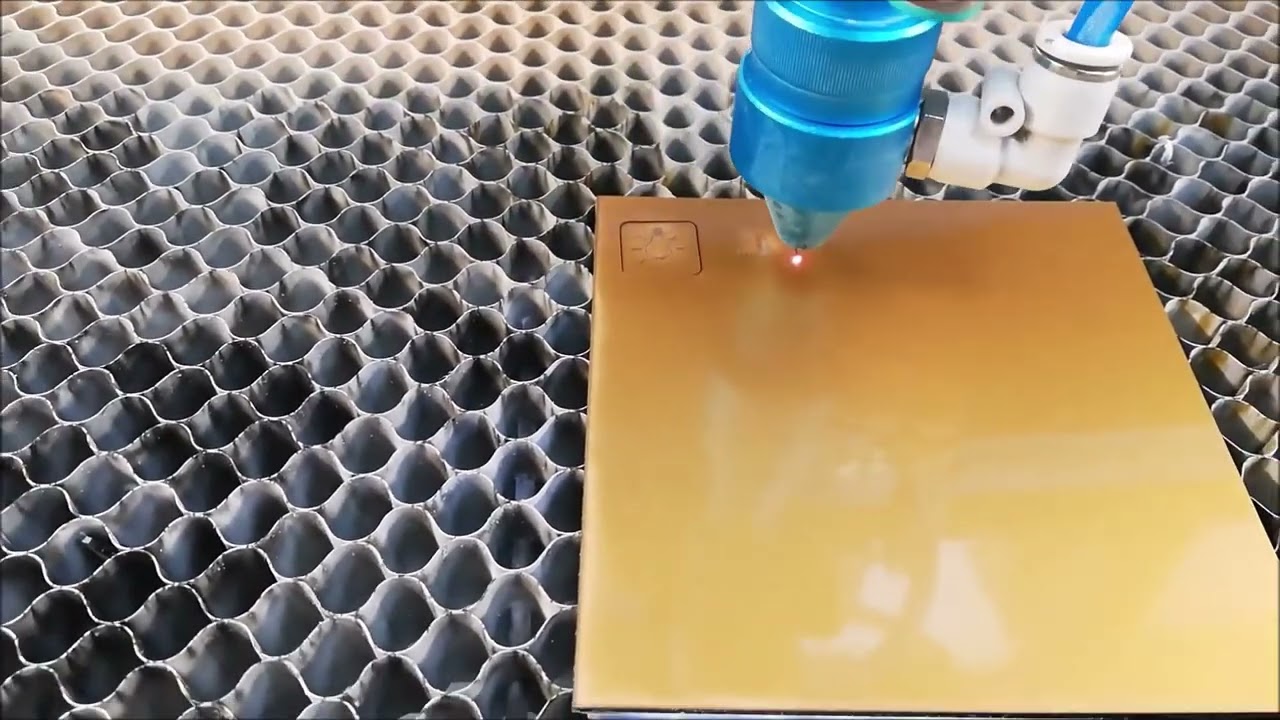 Grawerowanie i cięcie laserem podświetlanych tabliczek z laminatu reverse