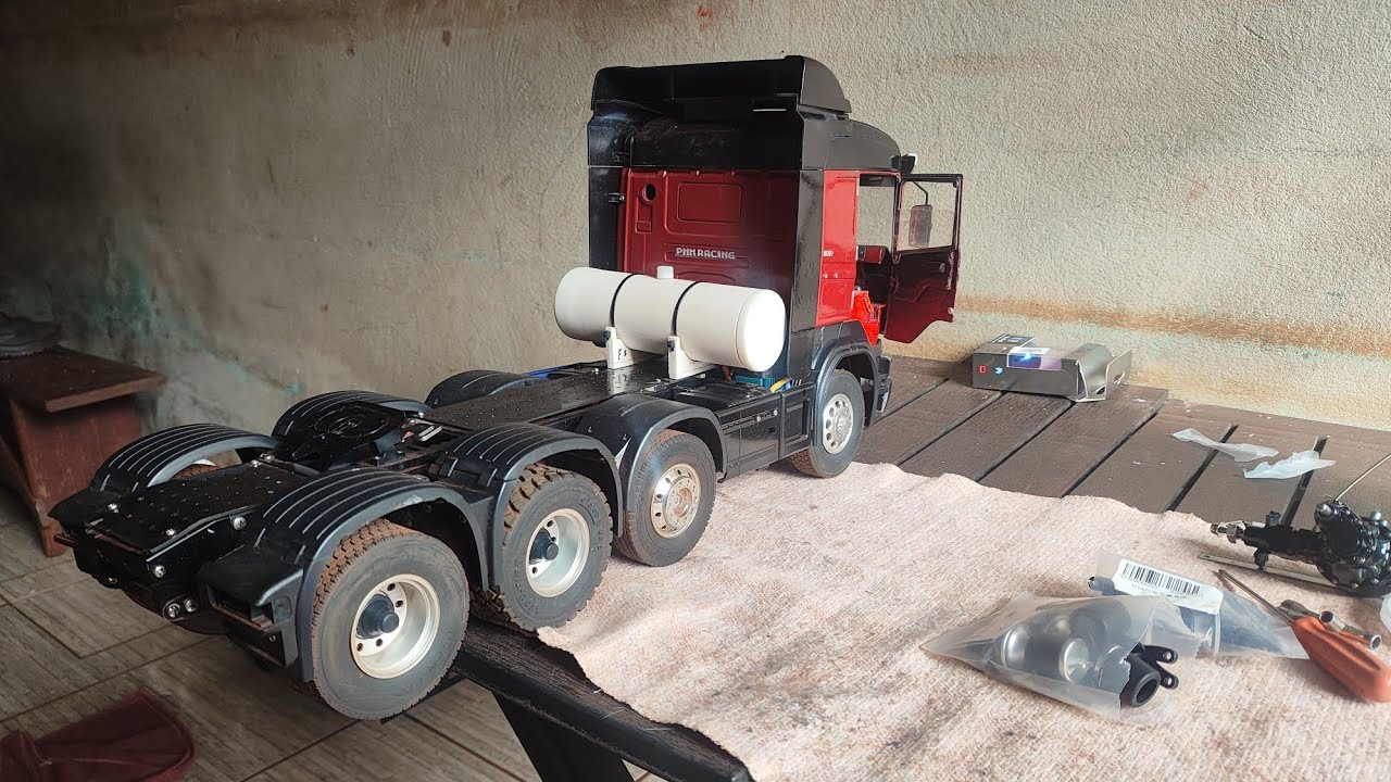 Rc Scania 8x4 1/14 em modificação...