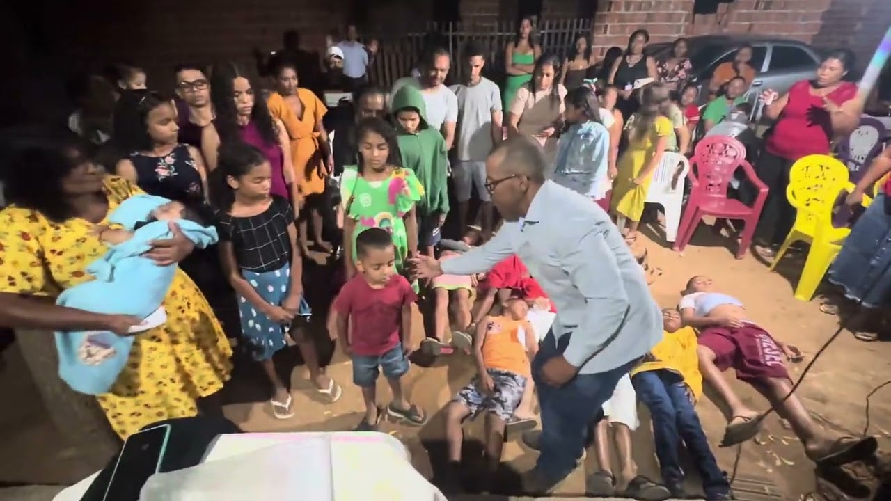 DEMÔNIO PEGA CRIANÇAS E DEIXA EM UM ESTADO INRECONHECIVEL NO CULTO NO LAR - DEMÔNIO MANIFESTA VEJA.