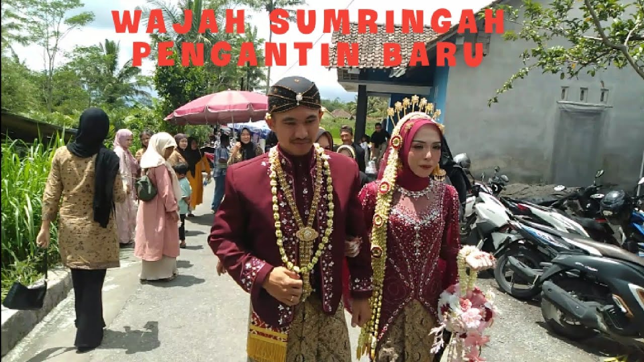 Ke dua pengantin berjalan menuju pelaminan di iringi lagu campursari