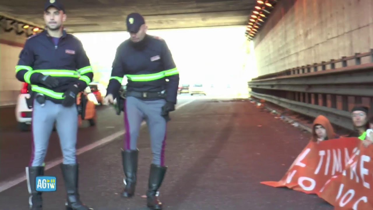 Roma, nuovo blocco stradale di Ultima Generazione [DIRETTA]