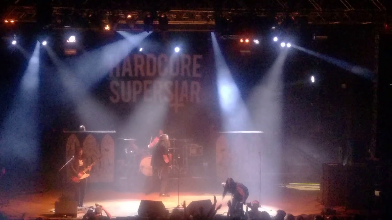 Hardcore Superstar - Sensitive to the light [live]