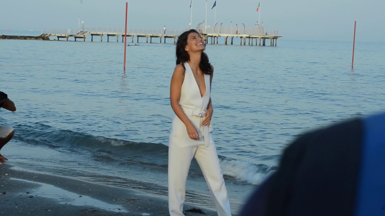 Alessandra Mastronardi si tuffa in acqua al Festival di Venezia