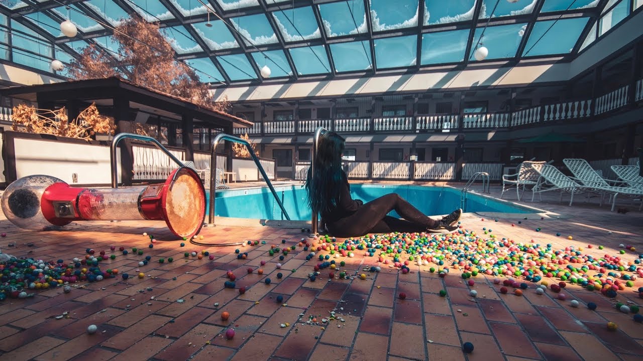 Abandoned Elk Grove Hotel Resort | Elk Grove, Illinois 