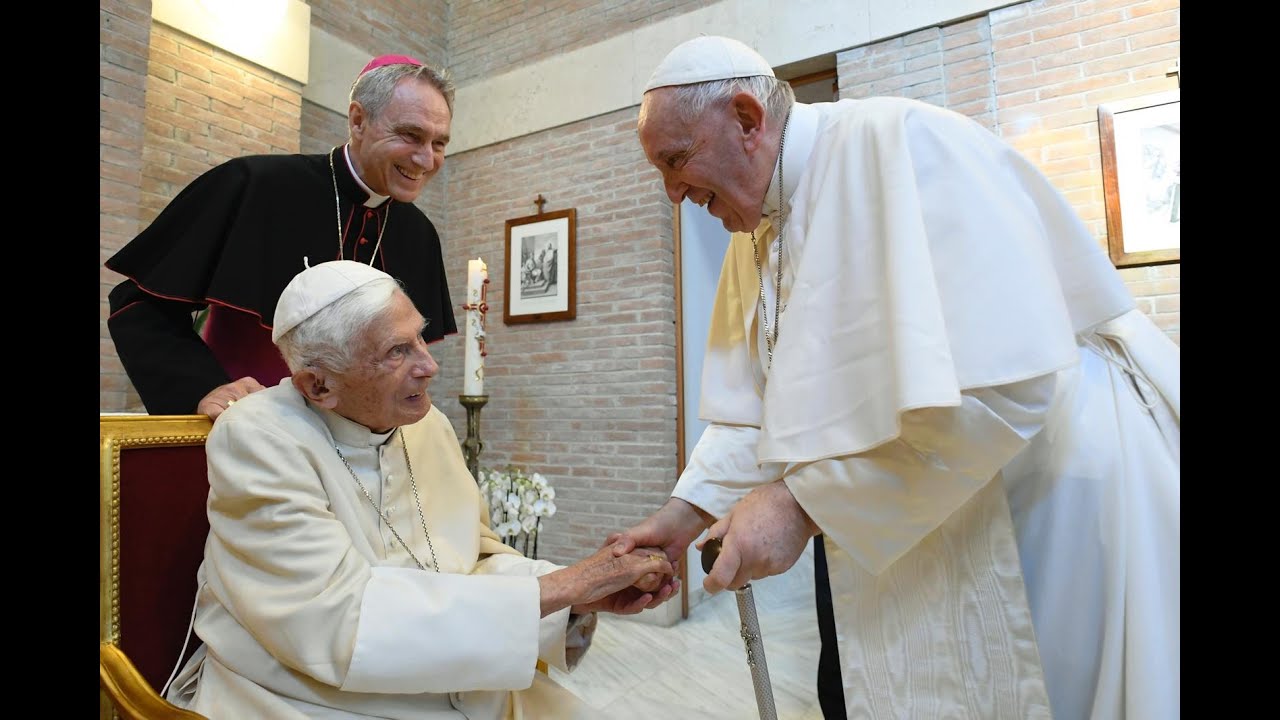 El Papa Francisco visita a Benedicto XVI con los nuevos cardenales tras consistorio 2022