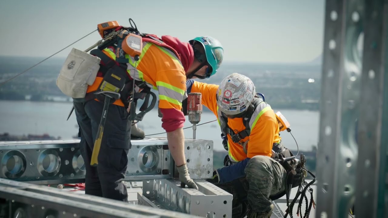 Des panneaux vitrés inclinés à 65 degrés sur la Tour de Montréal