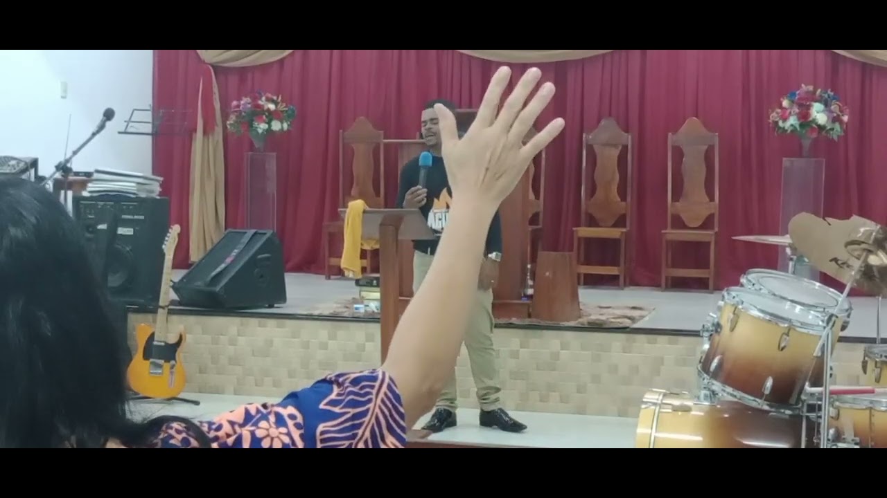 EVANGELISTA ROBSON ADORANDO A JESUS 