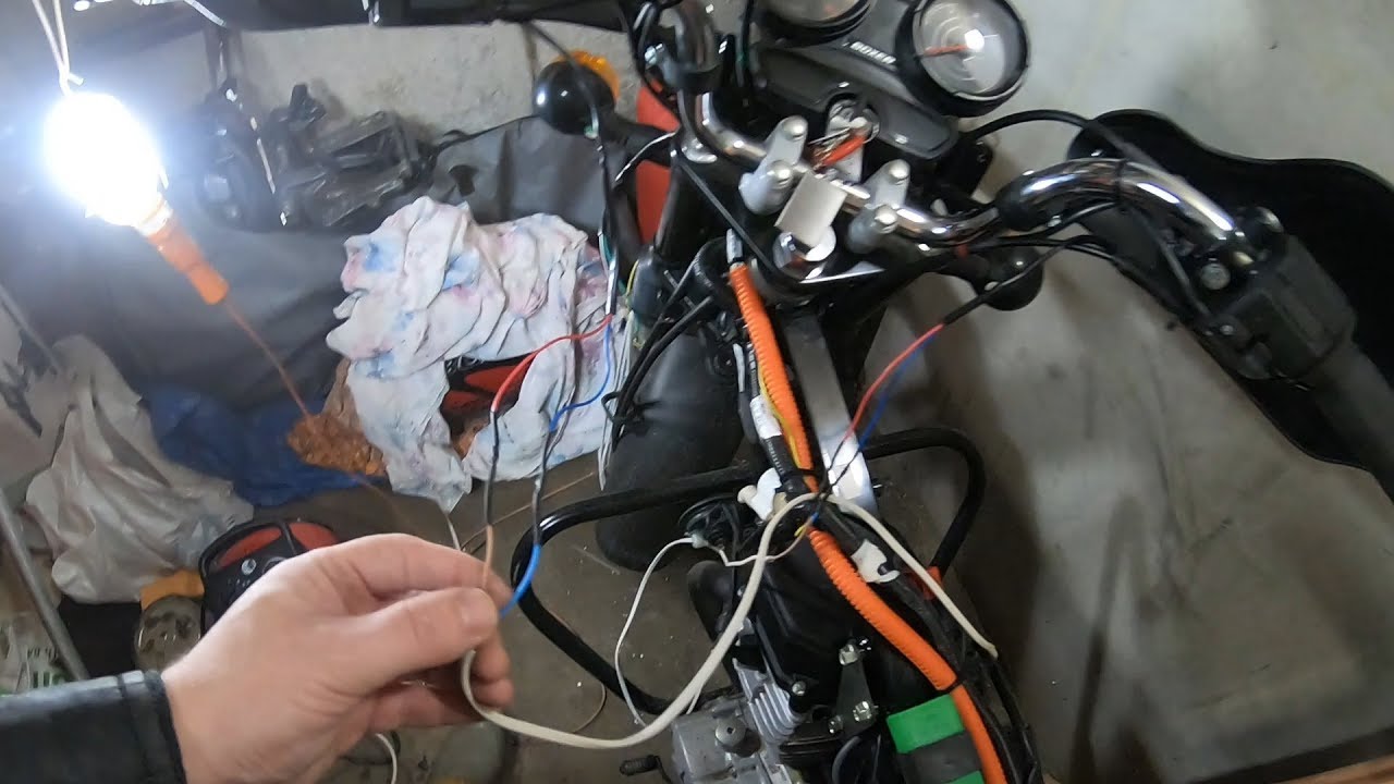Установка обогрева ручек на мотоцикл Bajaj Boxer BM150X (часть -2) подключение электрики.