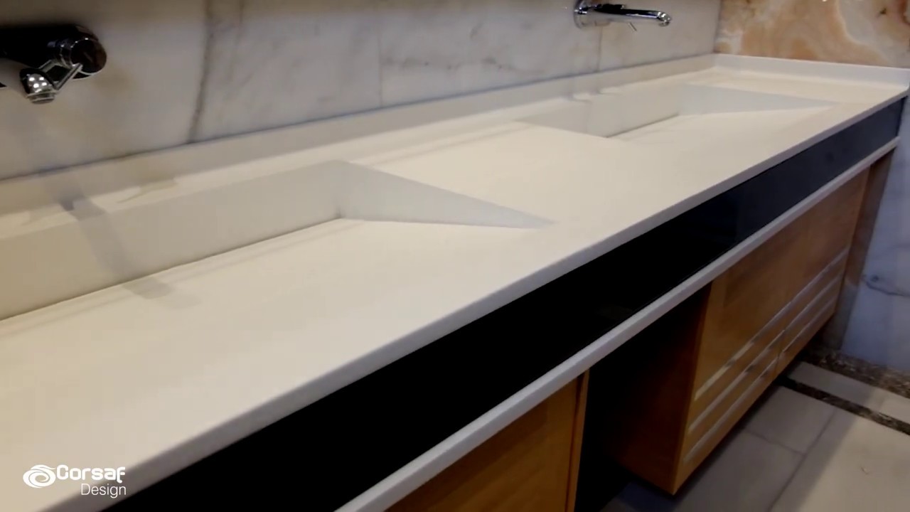 R&eacute;alisation plan vasque en mati&egrave;re solide surface avec m&eacute;lange verre par soci&eacute;t&eacute;&ndash;Tiriglass Maroc.