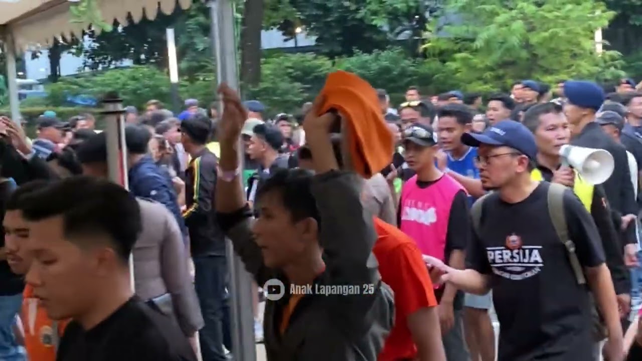 AKSI BRAJAMUSTI DILUAR STADION SEBELUM PERTANDINGAN PERSIJA JAKARTA VS PSIM JOGJA
