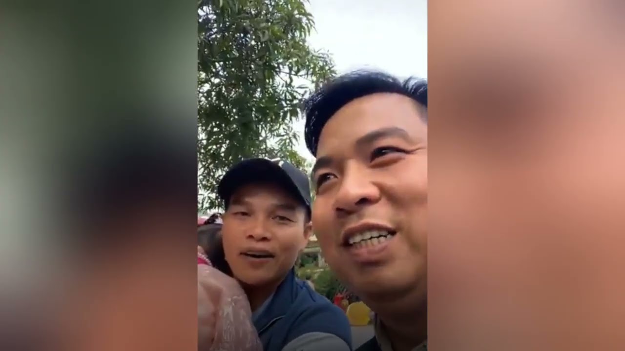 Đ&ocirc;ng Paulo, H&ugrave;ng Kaka đi chơi hội chợ Tết