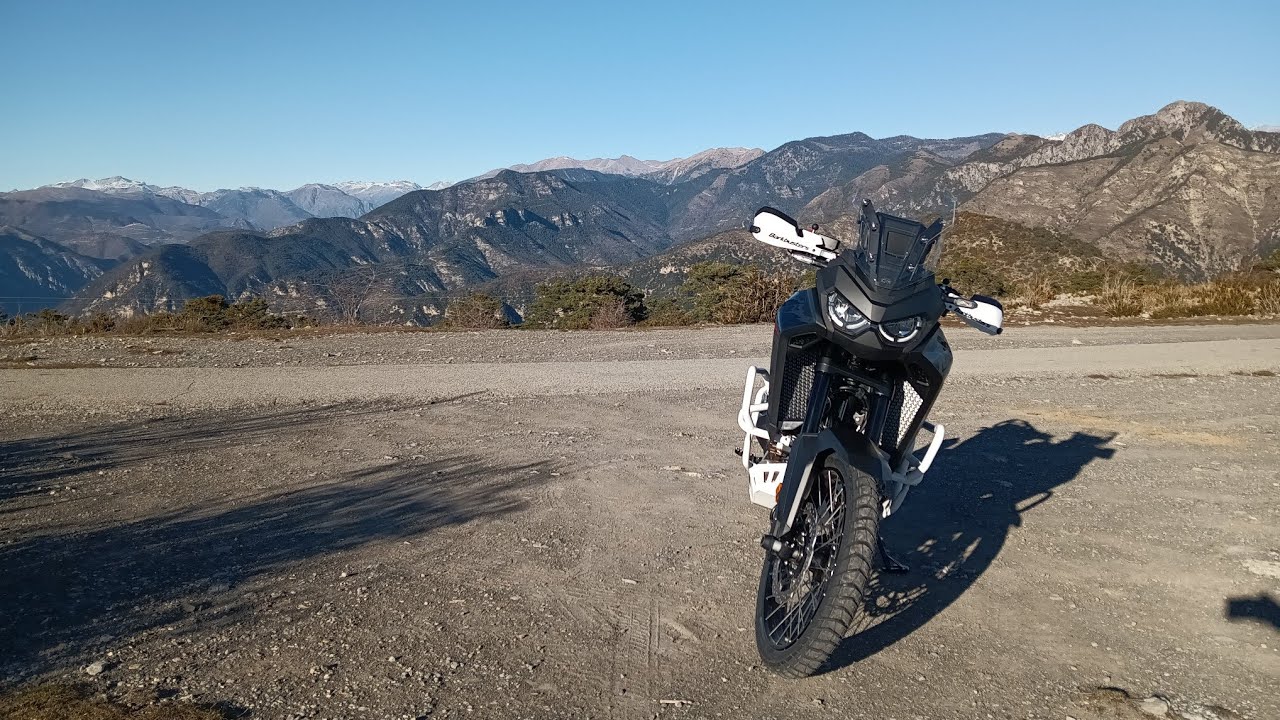Honda CRF Africa Twin SE 2025 плюсы и минусы.