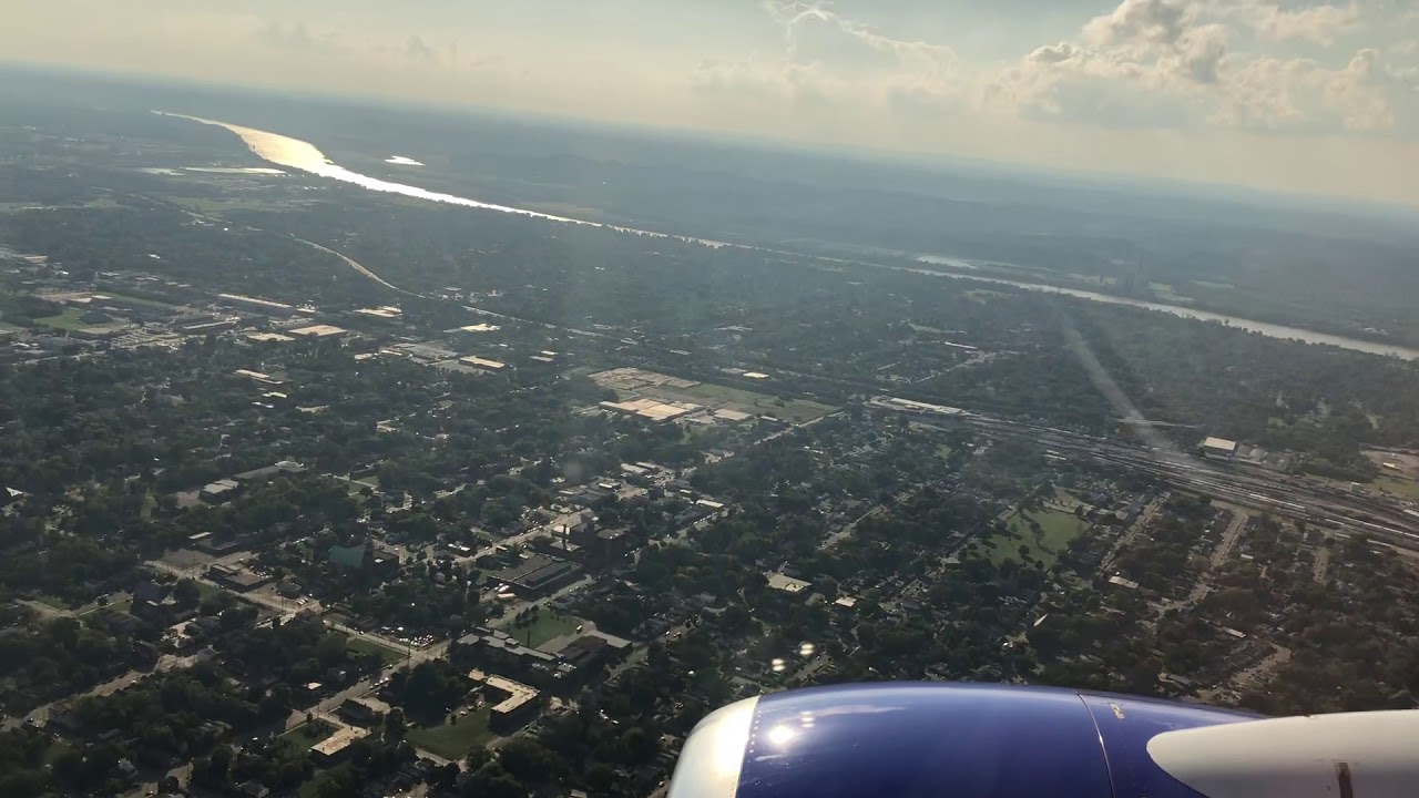 Southwest Airlines 737-700 Landing at Louisville International Airport