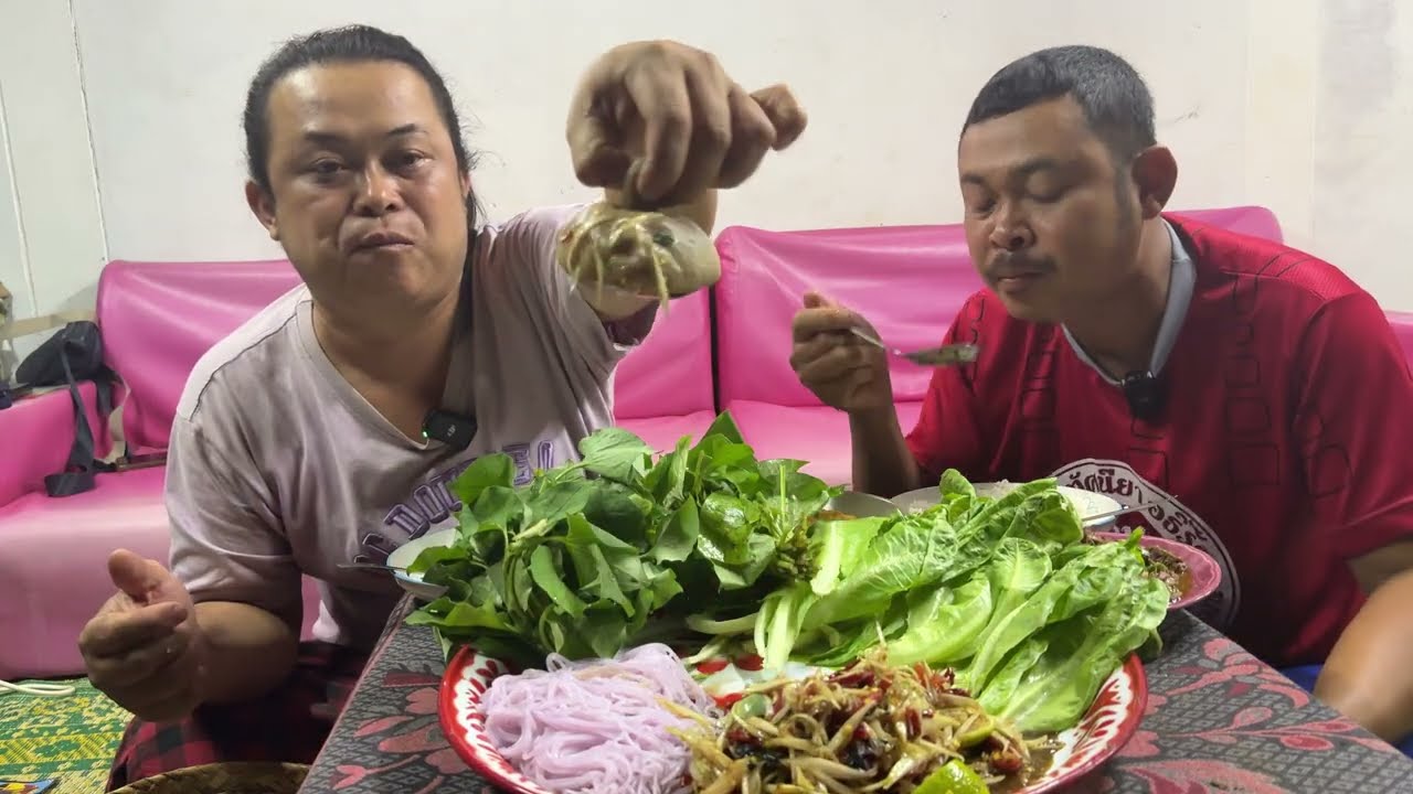 เห็ดดอกนี้เหมือนไม่ใช่เห็ดขมเลยค่ะ กินกับส้มตำเผ็ดๆโคตรอร่อย ขนมจีนก็อร่อยสุดๆ