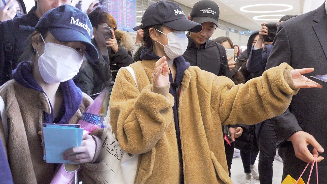 191208 아이유 IU 입국 ‘피곤함에도 유애나부터 챙기는 아이유’ 직캠 Ι 인천공항 Fancam by 비몽