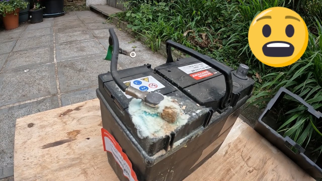 Car battery oxidation cleaning/Nettoyage oxydation borne batterie auto
