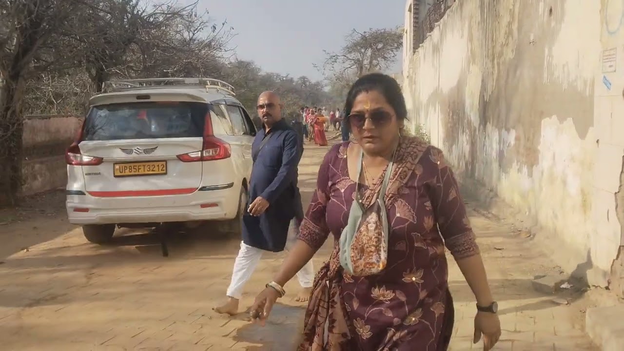 गिरिराज जी के भावपूर्ण दंडवती परिक्रमा करते हुए परम संत #giriraji#bhakti#ytvideo#trending#Vrindavan#