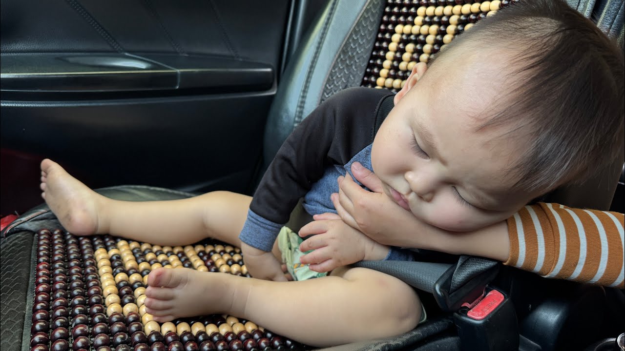 Không Có Đồ Chơi, Bé Trai Dùng Luôn Đất Ở Bãi Cay Hiệp Thảo 🤣