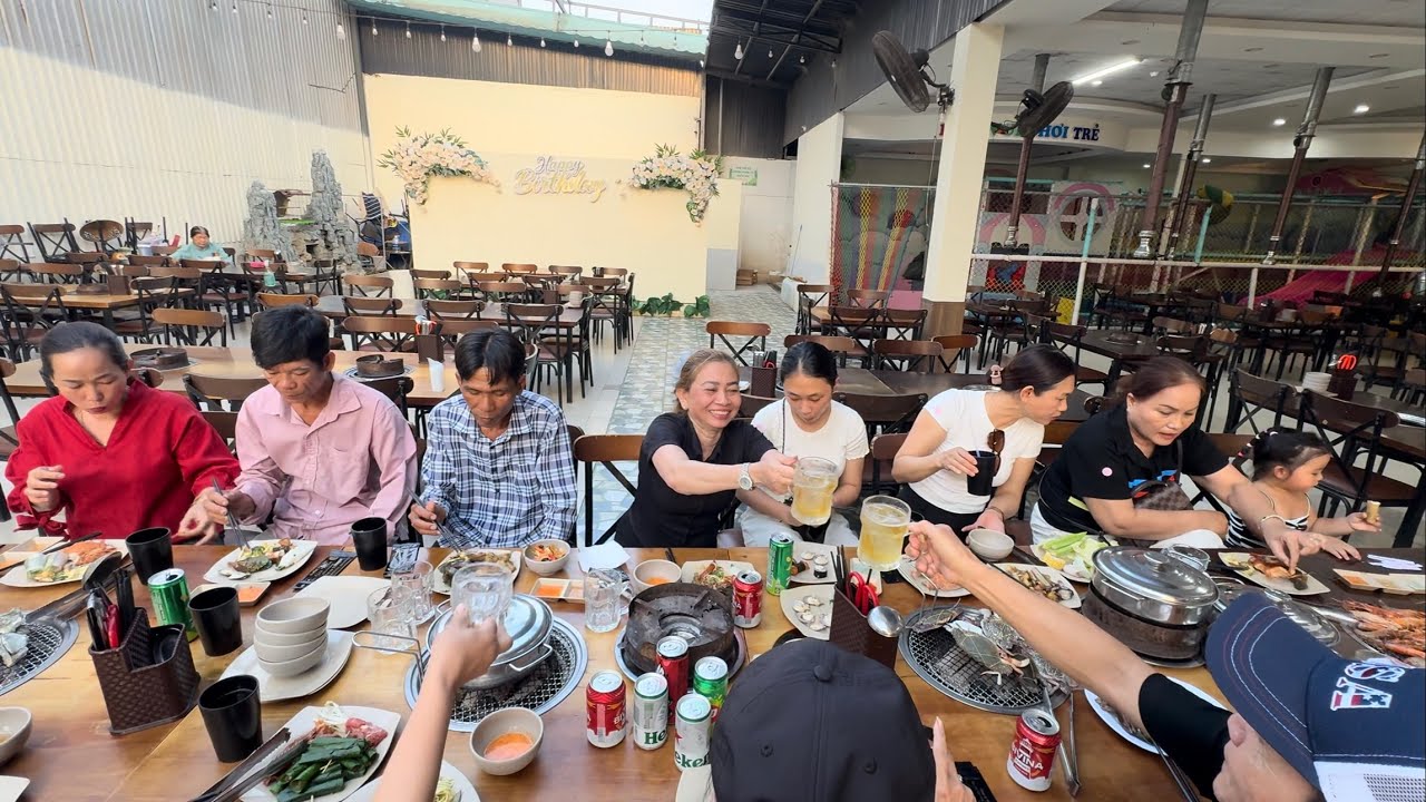 1809 / Nhóm được gia đình chị Mai mời đi ăn BUFFET ở Rạch Giá