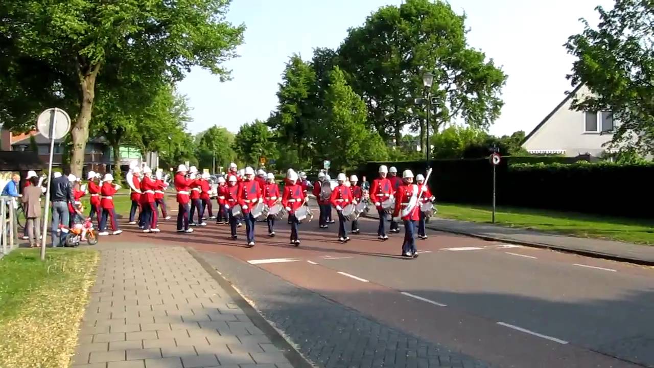 Showkorps Juliana  Koninginnedag 2011   'Theme from JAG'
