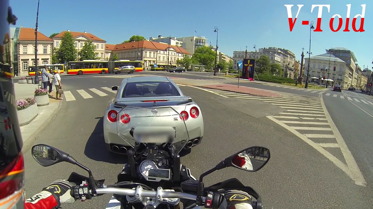BMW S 1000 XR vs Nissan GT-R street racing in Warsaw
