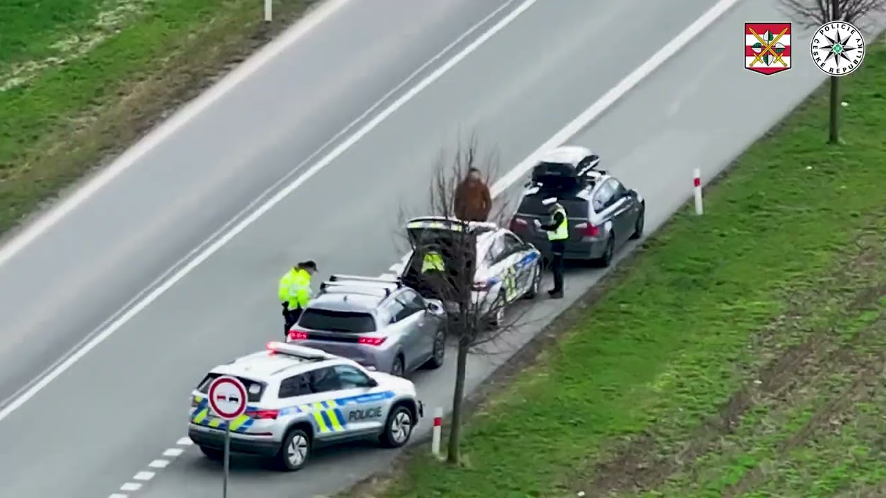 Policie ČR: Nebezpečn&eacute; předj&iacute;žděn&iacute; na rizikov&yacute;ch &uacute;sec&iacute;ch.