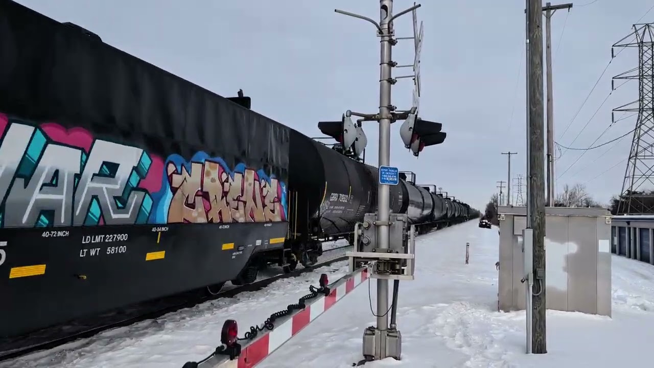 An ES44AC hauling a 10,000ft NS manifest train with an AC44C6M mid-train DPU.