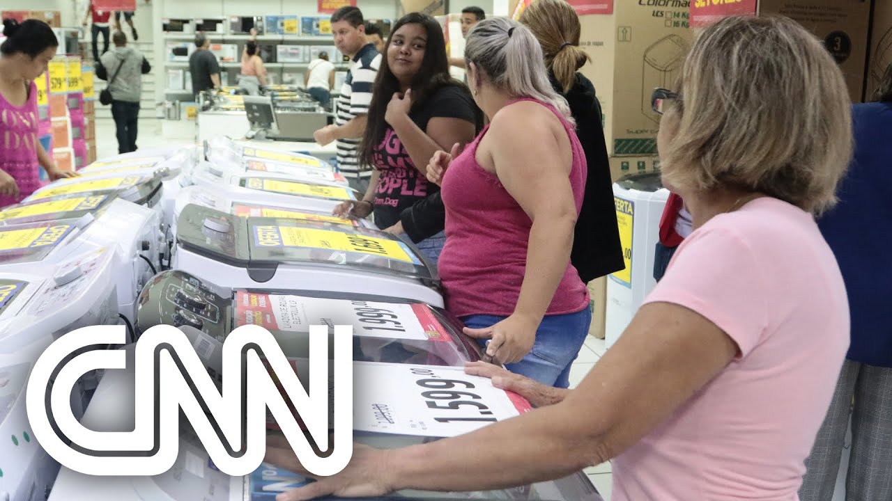 Com juros altos, pessoas come&ccedil;am a abrir m&atilde;o do consumo, diz especialista | VIS&Atilde;O CNN