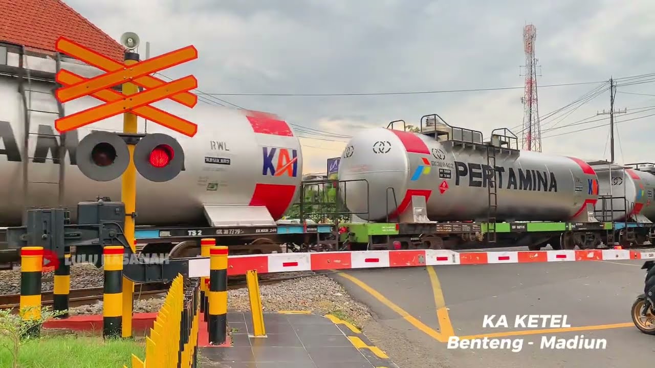 PRANK KERETA?! Perlintasan Kereta Api JPL 138 Stasiun Madiun Jawa Timur
