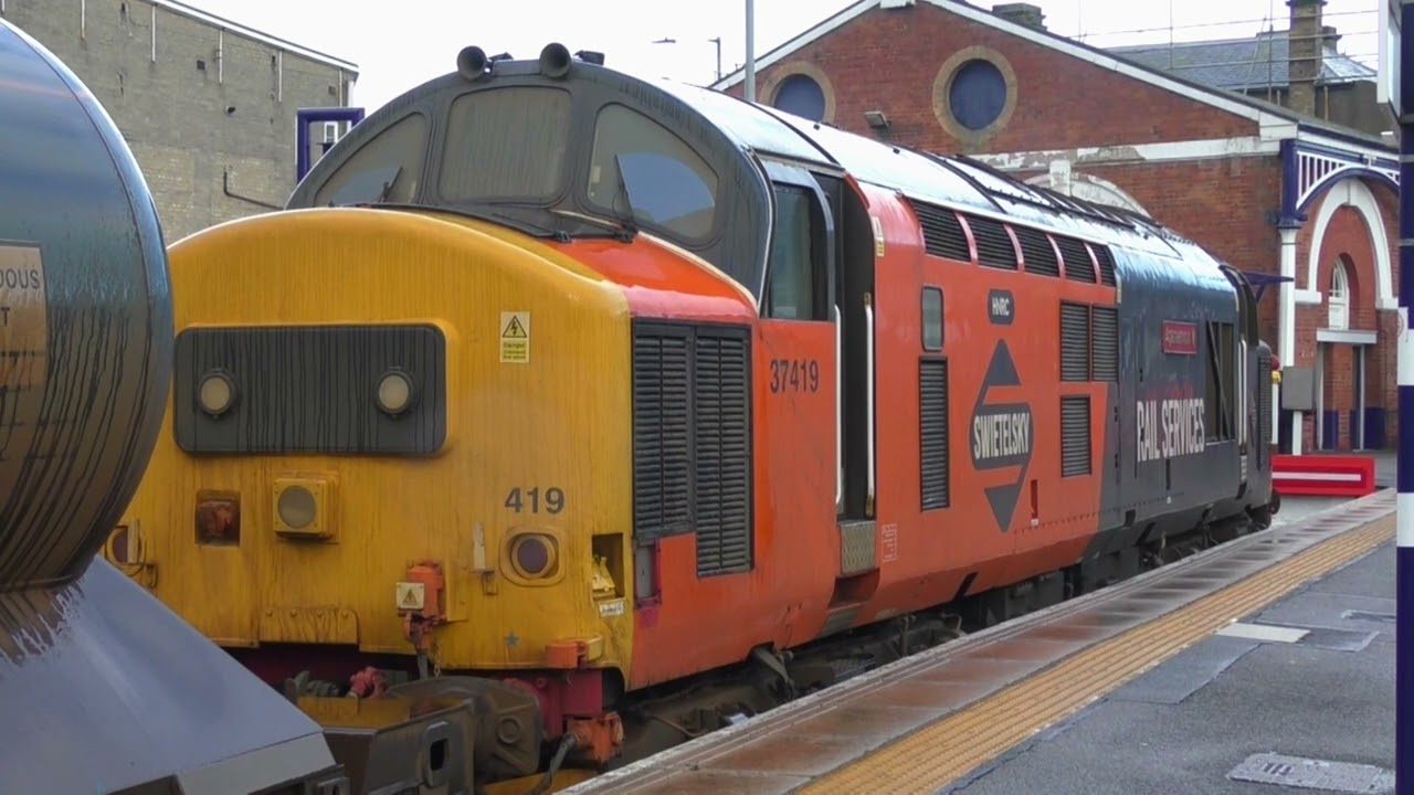 A new colored class 37, 37 419 appears on the RHTT from York thrall to Scarborough & along the coast
