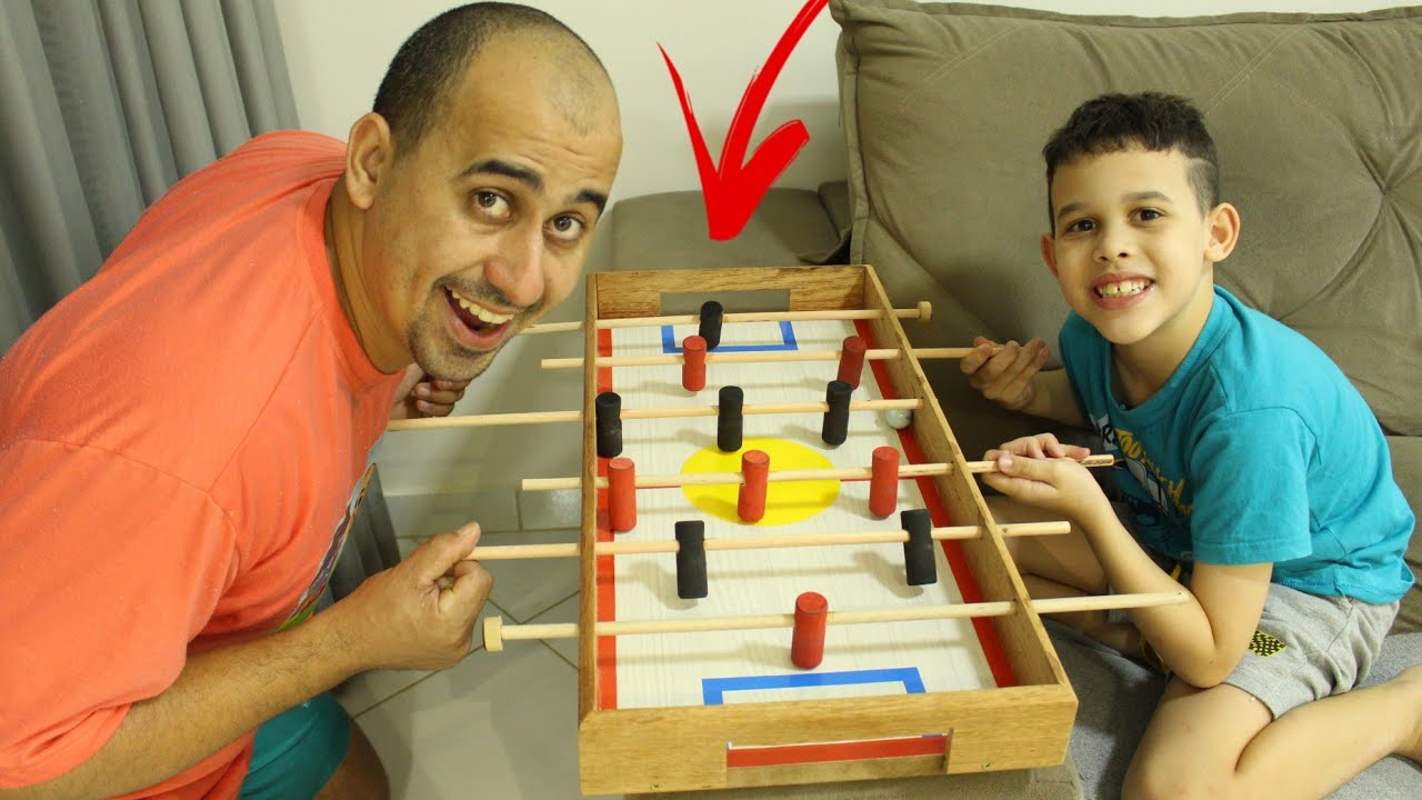 LUCAS E PAPAI BRINCAM COM MINI JOGO DE FUTEBOL TOTÓ