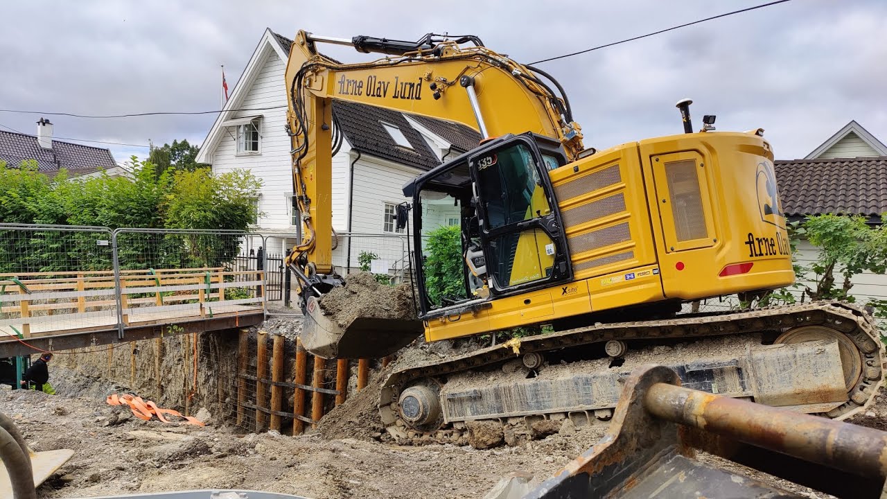 cat 335 next gen with @OilQuick and rototilt. Digging ditch and around cables. 9 august 2022
