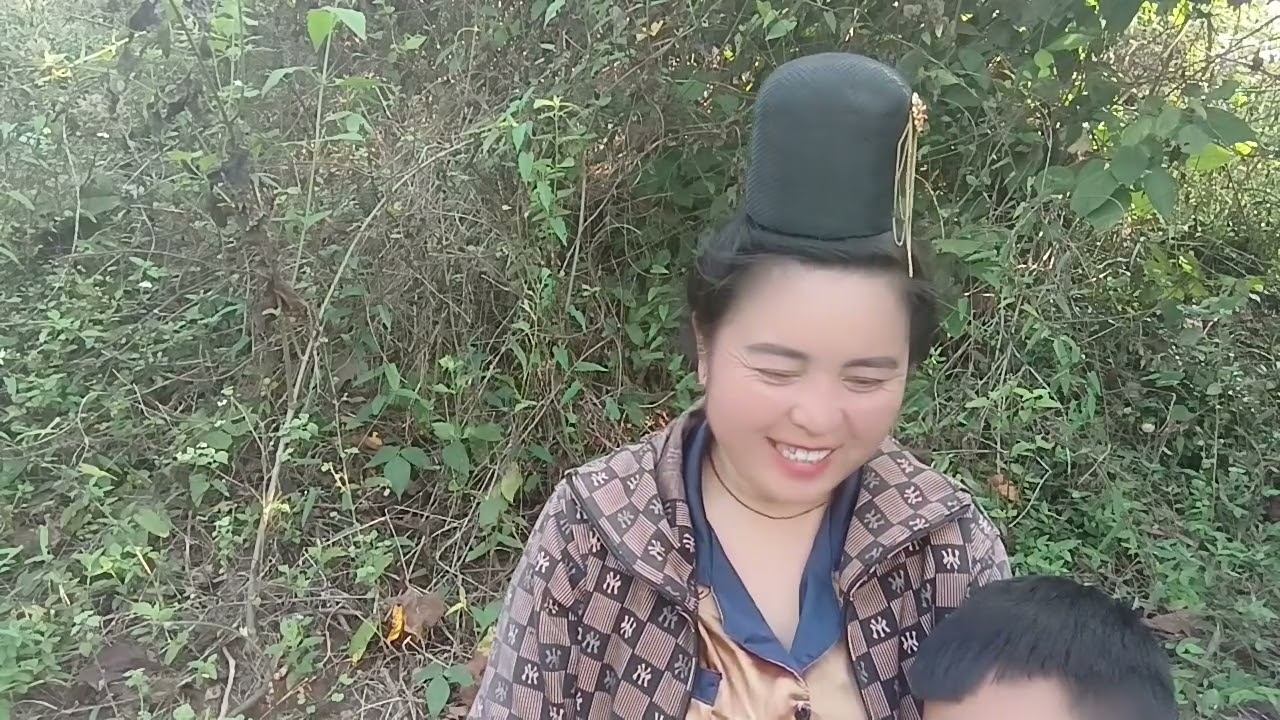 Có một bác gái gọi điện nói chuyện với ngọc Hoa kể bài lo Khiêm đừa bác gái 