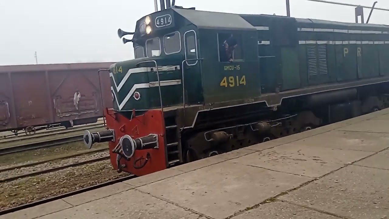 GMCU-15 4914 135up Chanab Express departing from Malakwal Junction Railway Station